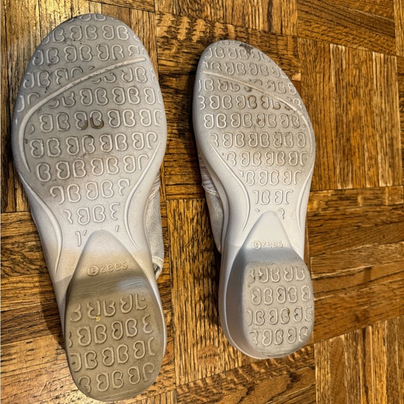 Cute silver/gray slip-on sandals from Bzees, size 9.5 - Picture 6 of 8